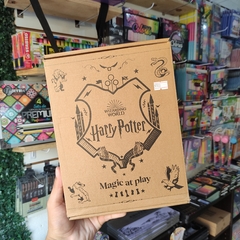 KIT CAJA SORPRESA WIZARDING WORLD CAJA DE REGALOS HARRY POTTER MAGIC AT PLAY HOGWARTS