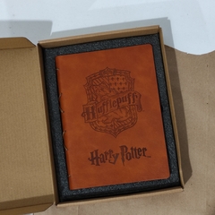 Imagen de KIT CAJA DE SORPRESAS WIZARDING WORLD CAJA DE REGALOS HARRY POTTER MAGIT AT PLAY HUFFLEPUFF