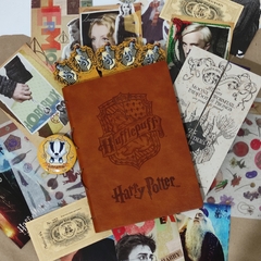 Imagen de KIT CAJA DE SORPRESAS WIZARDING WORLD CAJA DE REGALOS HARRY POTTER MAGIT AT PLAY HUFFLEPUFF