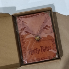 Imagen de KIT CAJA SORPRESA WIZARDING WORLD CAJA DE REGALOS HARRY POTTER MAGIC AT PLAY HOGWARTS