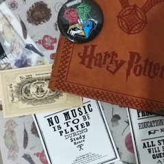 KIT CAJA SORPRESA WIZARDING WORLD CAJA DE REGALOS HARRY POTTER MAGIC AT PLAY HOGWARTS