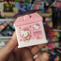 SACAPUNTAS DOBLES FORMA DE CASITA CON CONTENEDOR DE PLASTICO MUNDO SANRIO - tienda en línea