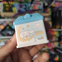 SACAPUNTAS DOBLES FORMA DE CASITA CON CONTENEDOR DE PLASTICO MUNDO SANRIO