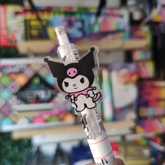 PLUMAS TRANSPARENTES KUROMI TINTA NEGRA PUNTA 0.5MM RETRÁCTILES MUNDO SANRIO - Maco Creativos