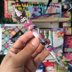 PLUMAS TRANSPARENTES KUROMI TINTA NEGRA PUNTA 0.5MM RETRÁCTILES MUNDO SANRIO - tienda en línea