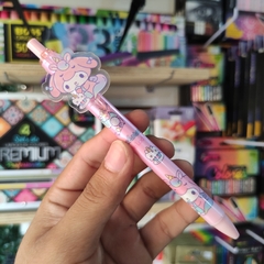 PLUMAS RECTRÁCTILES PERSONAJES MUNDO SANRIO PIJAMAS UNICORNIO PUNTA 0.5MM TINTA NEGRA MUNDO SANRIO - tienda en línea