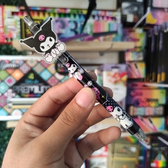 PLUMAS RECTRÁCTILES KUROMI DIFERENTES DISEÑOS PUNTA 0.5MM TINTA NEGRA MUNDO SANRIO