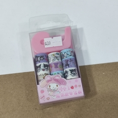 PAQUETE DE MINI WASHITAPES PAPEL DE ARROZ PERSONAJES MUNDO SANRIO CON DISPENSADOR DE PLÁSTICO INCLUÍDO 6 MODELOS DIFERENTES, 9 PZS DE WASHITAPES POR EMPAQUE E INCLUYE EL ORGANIZADOR DE WASHIS MUNDO SANRIO