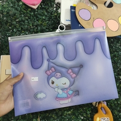 Imagen de CARPETAS DE PLÁSTICO SUAVE CON CIERRE TIPO ZIPLOC PERSONAJES MUNDO SANRIO BEBÉS