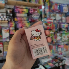 Imagen de PAQUETE DE MINI WASHITAPES PAPEL DE ARROZ HELLO KITTY CON DISPENSADOR DE PLÁSTICO INCLUÍDO 3 MODELOS DIFERENTES 9 PZS DE WASHITAPES POR EMPAQUE MUNDO SANRIO