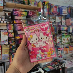 LIBRO DE STICKERS HELLO KITTY PRECORTADOS MATERIAL PAPEL 10 X 13.5 CM 450 PZS SANRIO