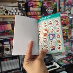 LIBRO DE STICKERS HELLO KITTY PRECORTADOS MATERIAL PAPEL 10 X 13.5 CM 450 PZS SANRIO