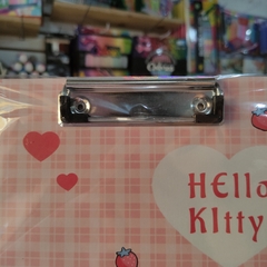 TABLAS RIGIDAS DE SOPORTE PARA ESCRITURA HELLO KITTY CON BROCHE DE METAL TAMAÑO 21.5X30CM PERSONAJES MUNDO SANRIO - comprar en línea