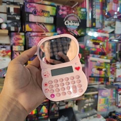 Imagen de CALCULADORA ELECTRÓNICA HELLO KITTY ESPEJO CON CUBRE TECLADO Y ESPEJO INCLUIDO MUNDO SANRIO