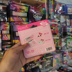 CALCULADORA ELECTRÓNICA HELLO KITTY ESPEJO CON CUBRE TECLADO Y ESPEJO INCLUIDO MUNDO SANRIO - Maco Creativos