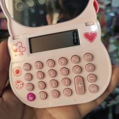 CALCULADORA ELECTRÓNICA HELLO KITTY ESPEJO CON CUBRE TECLADO Y ESPEJO INCLUIDO MUNDO SANRIO - comprar en línea