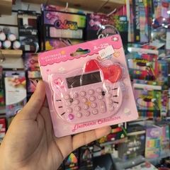 CALCULADORA ELECTRÓNICA HELLO KITTY ESPEJO CON CUBRE TECLADO Y ESPEJO INCLUIDO MUNDO SANRIO - Maco Creativos