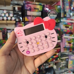 Imagen de CALCULADORA ELECTRÓNICA HELLO KITTY ESPEJO CON CUBRE TECLADO Y ESPEJO INCLUIDO MUNDO SANRIO