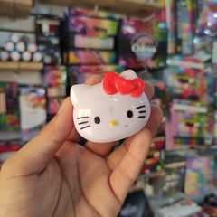 SACAPUNTAS HELLO KITTY PLÁSTICO RIGIDO MINI BORRADOR Y CONTENEDOR MUNDO SANRIO - comprar en línea