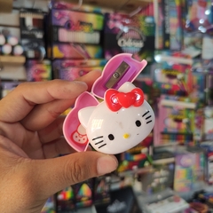 SACAPUNTAS HELLO KITTY PLÁSTICO RIGIDO MINI BORRADOR Y CONTENEDOR MUNDO SANRIO - tienda en línea