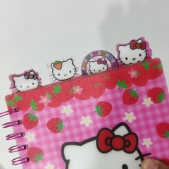 LIBRETA HELLO KITTY CON SEPARADORES INCLUIDOS PASTA DE PLASTICO SUAVE ARILLOS HOJAS RAYAS 21.5 X 15.5 CM MUNDO SANRIO - Maco Creativos