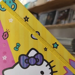 LIBRETA HELLO KITTY HOJAS CUADROS 20.5 X 14 CM PASTA DURA DETALLES GLITTER MUNDO SANRIO - Maco Creativos