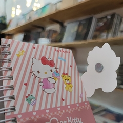 LIBRETAS MINI HELLO KITTY JOYTOP ARILLOS CIERRE DE IMAN HOJAS DE RAYAS 9.5 X 10 CM MUNDO SANRIO - Maco Creativos