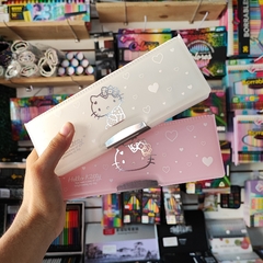 ESTUCHE HELLO KITTY PERSONAJES MUNDO SANRIO PLÁSTICO RIGIDO Y CERRADURA MAGNETICA 2 COMPARTIMENTOS SACAPUNTAS INCLUIDO MUNDO SANRIO