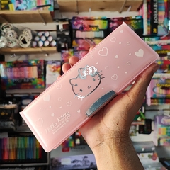 ESTUCHE HELLO KITTY PERSONAJES MUNDO SANRIO PLÁSTICO RIGIDO Y CERRADURA MAGNETICA 2 COMPARTIMENTOS SACAPUNTAS INCLUIDO MUNDO SANRIO - tienda en línea