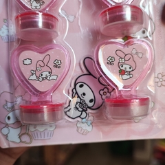 SET DE SELLOS PERSONAJES MUNDO SANRIO 6 PZS DIJE DE REGALO 3 MODELOS MUNDO SANRIO - comprar en línea