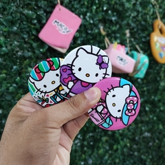 PINS METÁLICOS HELLO KITTY DISEÑOS DIFERENTES 5 CM MUNDO SANRIO