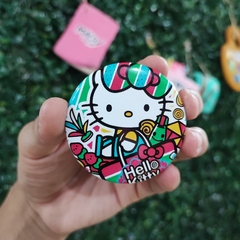 PINS METÁLICOS HELLO KITTY DISEÑOS DIFERENTES 5 CM MUNDO SANRIO en internet