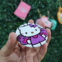 PINS METÁLICOS HELLO KITTY DISEÑOS DIFERENTES 5 CM MUNDO SANRIO - Maco Creativos