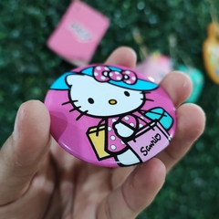 Imagen de PINS METÁLICOS HELLO KITTY DISEÑOS DIFERENTES 5 CM MUNDO SANRIO