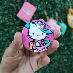 PINS METÁLICOS HELLO KITTY DISEÑOS DIFERENTES 5 CM MUNDO SANRIO