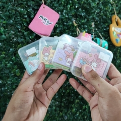 DIY PERSONAJES MUNDO SANRIO STICKERS PLACAS DE PLÁSTICO PINZAS CADENA DE CUENTAS EMPAQUE 6X6CM MUNDO SANRIO