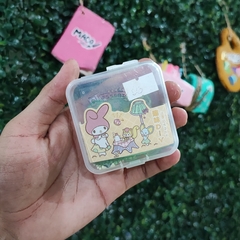 DIY PERSONAJES MUNDO SANRIO STICKERS PLACAS DE PLÁSTICO PINZAS CADENA DE CUENTAS EMPAQUE 6X6CM MUNDO SANRIO - Maco Creativos