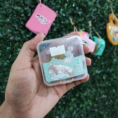 DIY PERSONAJES MUNDO SANRIO STICKERS PLACAS DE PLÁSTICO PINZAS CADENA DE CUENTAS EMPAQUE 6X6CM MUNDO SANRIO - tienda en línea