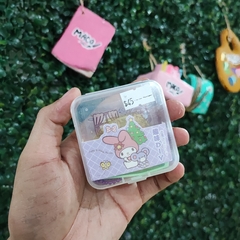 Imagen de DIY PERSONAJES MUNDO SANRIO STICKERS PLACAS DE PLÁSTICO PINZAS CADENA DE CUENTAS EMPAQUE 6X6CM MUNDO SANRIO