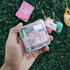 DIY PERSONAJES MUNDO SANRIO STICKERS PLACAS DE PLÁSTICO PINZAS CADENA DE CUENTAS EMPAQUE 6X6CM MUNDO SANRIO