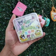 DIY PERSONAJES MUNDO SANRIO STICKERS PLACAS DE PLÁSTICO PINZAS CADENA DE CUENTAS MUNDO SANRIO