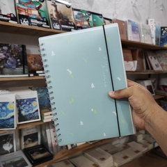 LIBRETAS MARCA 52 VOGUE CULTURE CUADROS 185 X 260 MM 70 PGS ARILLOS METALICOS PASTA SEMI DURA DE PLÁSTICO ELASTICO DE CIERRE LIBRETAS