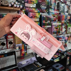 ESTUCHERA LUCKY GIRLS ALTA CAPACIDAD MULTICOMPARTIMENTOS CIERRES REFORZADOS LAPICERA ESTUCHE - tienda en línea