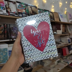 Imagen de LIBRETAS ROSAS IT'S LOVE ARILLOS PASTA DURA 15 X 21 CM HOJAS CUADROS DETALLES GLITTER HOLOGRÁFICOS LIBRETAS