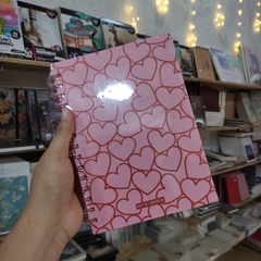 LIBRETAS ROSAS IT'S LOVE ARILLOS PASTA DURA 15 X 21 CM HOJAS CUADROS DETALLES GLITTER HOLOGRÁFICOS LIBRETAS