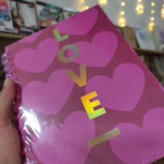 LIBRETAS ROSAS IT'S LOVE ARILLOS PASTA DURA 15 X 21 CM HOJAS CUADROS DETALLES GLITTER HOLOGRÁFICOS LIBRETAS en internet