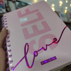 LIBRETAS ROSAS IT'S LOVE ARILLOS PASTA DURA 15 X 21 CM HOJAS CUADROS DETALLES GLITTER HOLOGRÁFICOS LIBRETAS