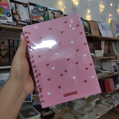 Imagen de LIBRETAS ROSAS IT'S LOVE ARILLOS PASTA DURA 15 X 21 CM HOJAS CUADROS DETALLES GLITTER HOLOGRÁFICOS LIBRETAS