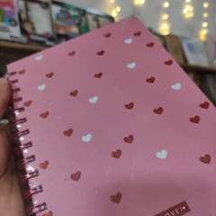 LIBRETAS ROSAS IT'S LOVE ARILLOS PASTA DURA 15 X 21 CM HOJAS CUADROS DETALLES GLITTER HOLOGRÁFICOS LIBRETAS