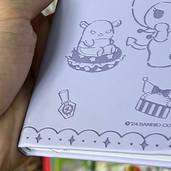 LIBRETAS MUNDO SANRIO MY MELODY Y KUROMI PASTA DURA ACOLCHONADA HOJAS CUADROS DECORADAS SEPARADOR MUNDO SANRIO LIBRETAS en internet